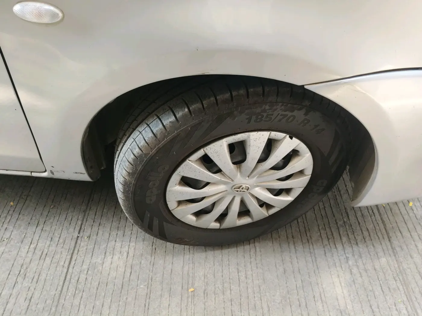 2011 Toyota Etios G, Petrol, Manual, 82,008 km, tyre