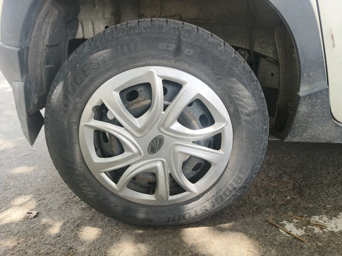 2016 Mahindra Kuv100 K4 PLUS 6 STR, Petrol, Manual, 48,688 km, tyre