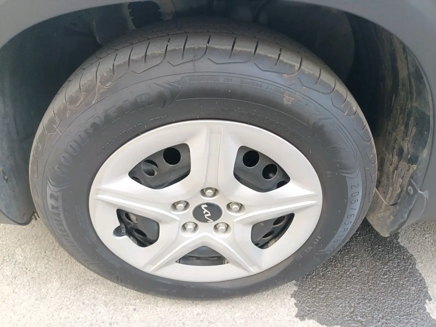 2025 KIA SELTOS HTE (O)1.5 Petrol MT, Petrol, Manual, 3,825 km, tyre