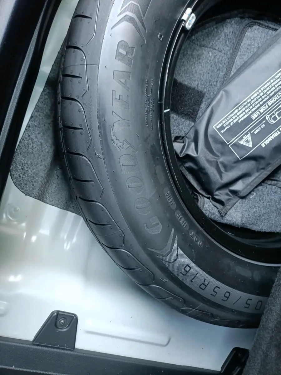 2025 KIA SELTOS HTE (O)1.5 Petrol MT, Petrol, Manual, 3,825 km, tyre