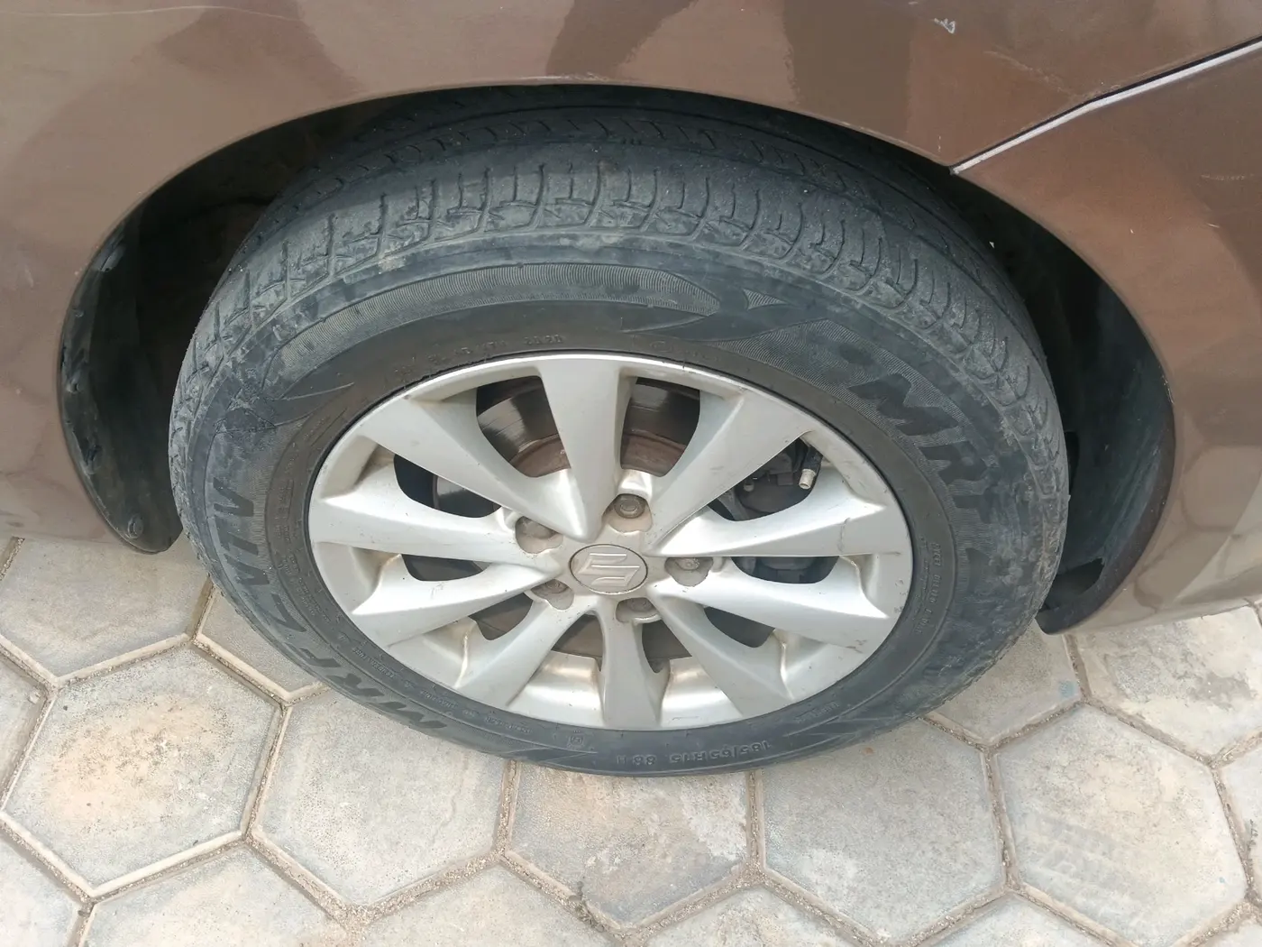 2013 Maruti Ertiga ZDI, Diesel, Manual, 2,06,824 km, tyre