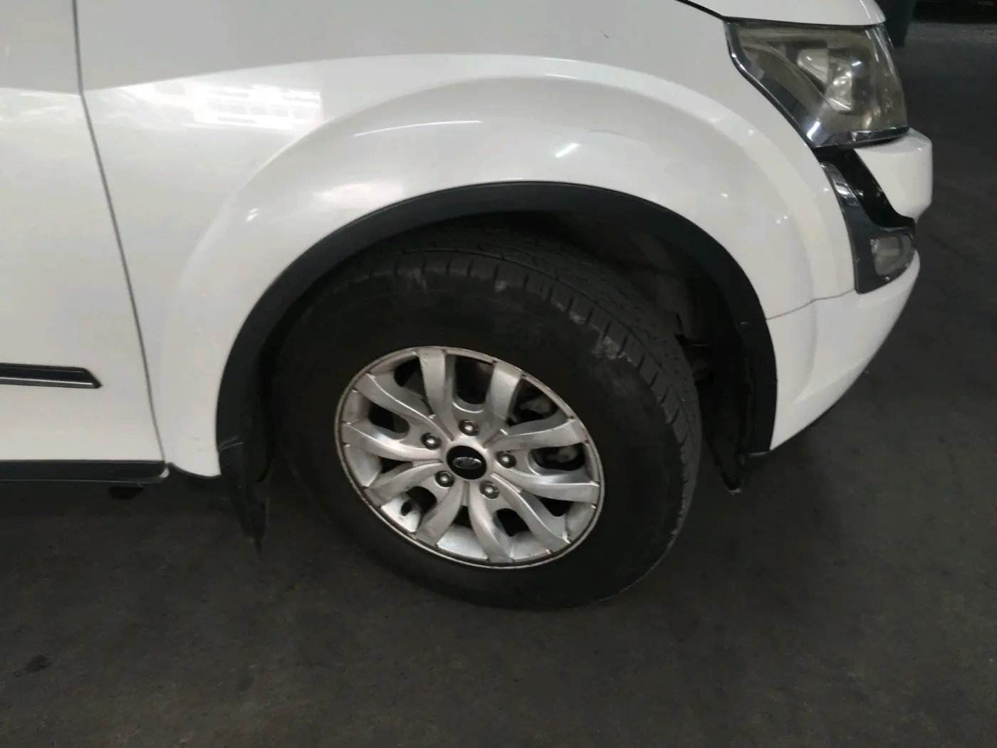 2017 Mahindra XUV500 W10, Diesel, Manual, 1,10,129 km, tyre