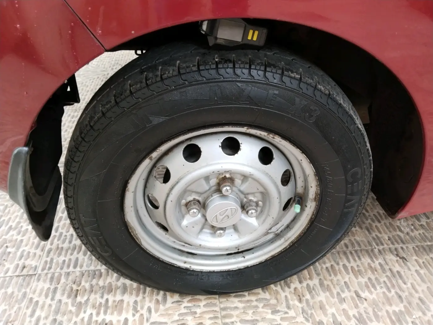 2012 Hyundai Eon ERA +, Petrol, Manual, 1,05,164 km, tyre