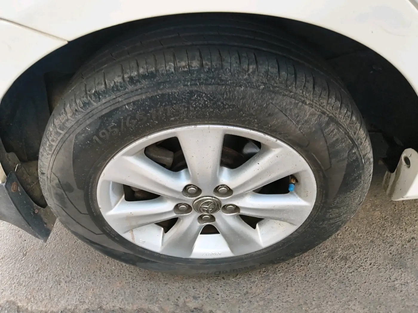 2011 Toyota Corolla Altis G DIESEL, Diesel, Manual, 1,04,085 km, tyre