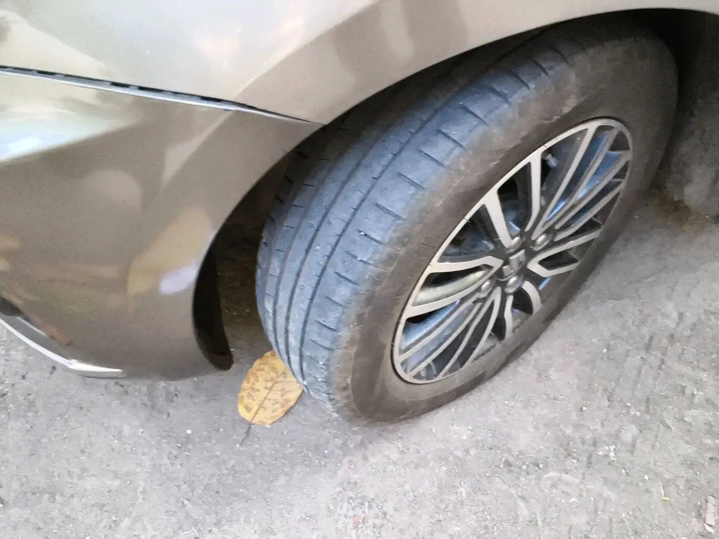 2017 Maruti Dzire ZXI PLUS AMT, Petrol, Automatic, 99,224 km, tyre