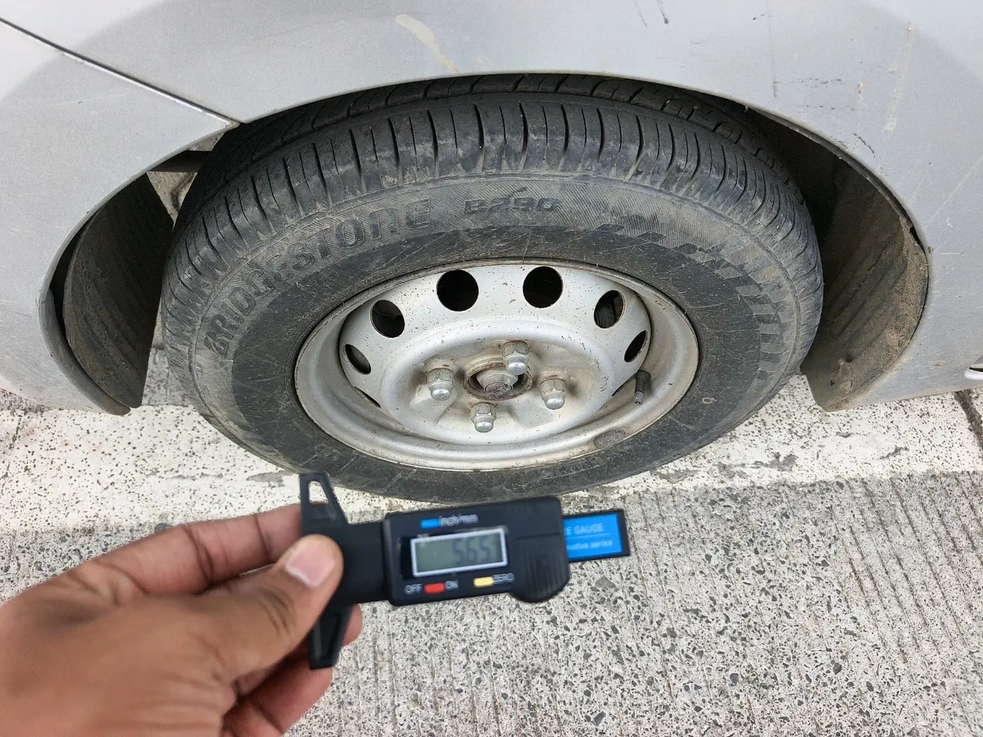2013 Hyundai Eon ERA +, Petrol, Manual, 43,003 km, tyre
