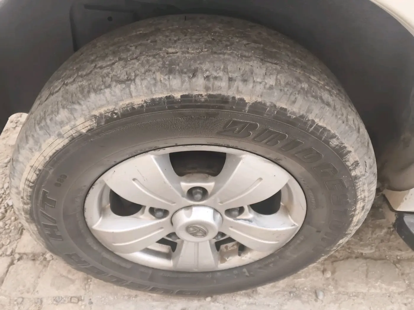 2017 Tata Safari Storme 2.2 EX 4X2, Diesel, Manual, 1,16,567 km, tyre