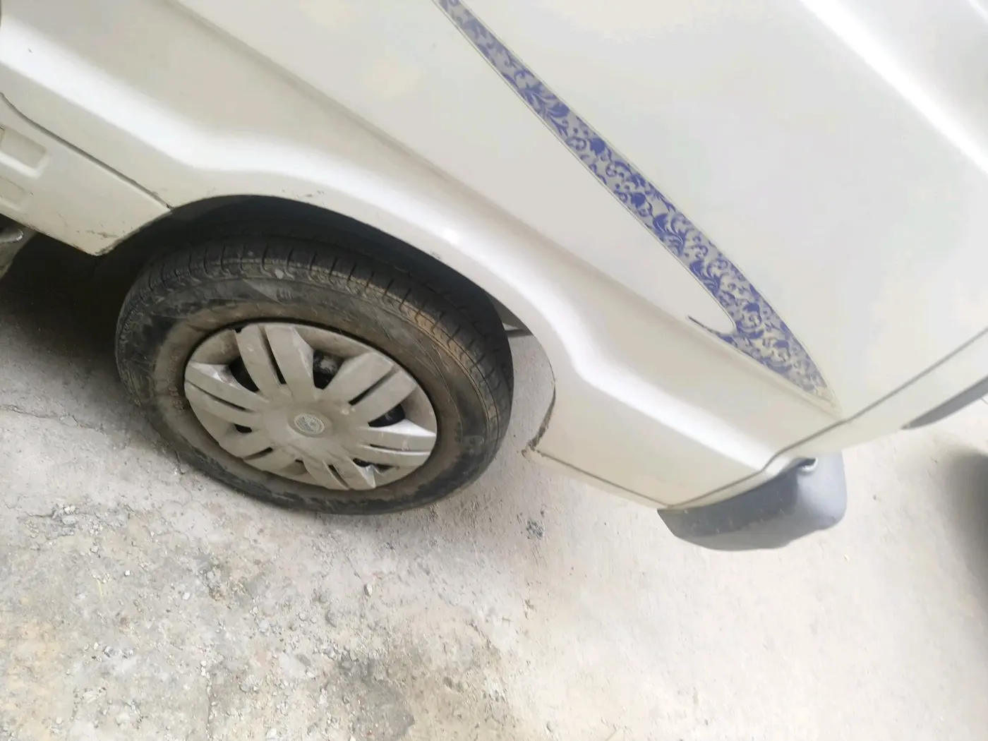 2016 Maruti OMNI E 8 STR, CNG, Manual, 67,689 km, tyre
