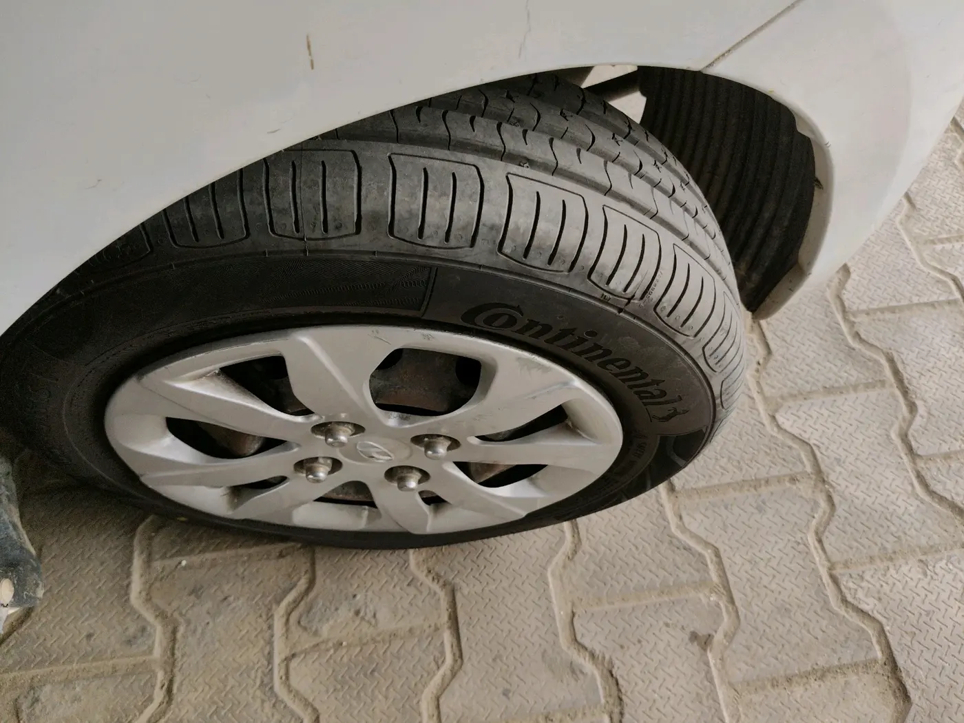 2015 Hyundai Eon 1.0 MAGNA +, CNG, Manual, 95,351 km, tyre