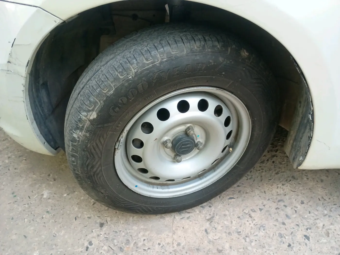 2017 Maruti Swift LXI (O), CNG, Manual, 82,163 km, tyre