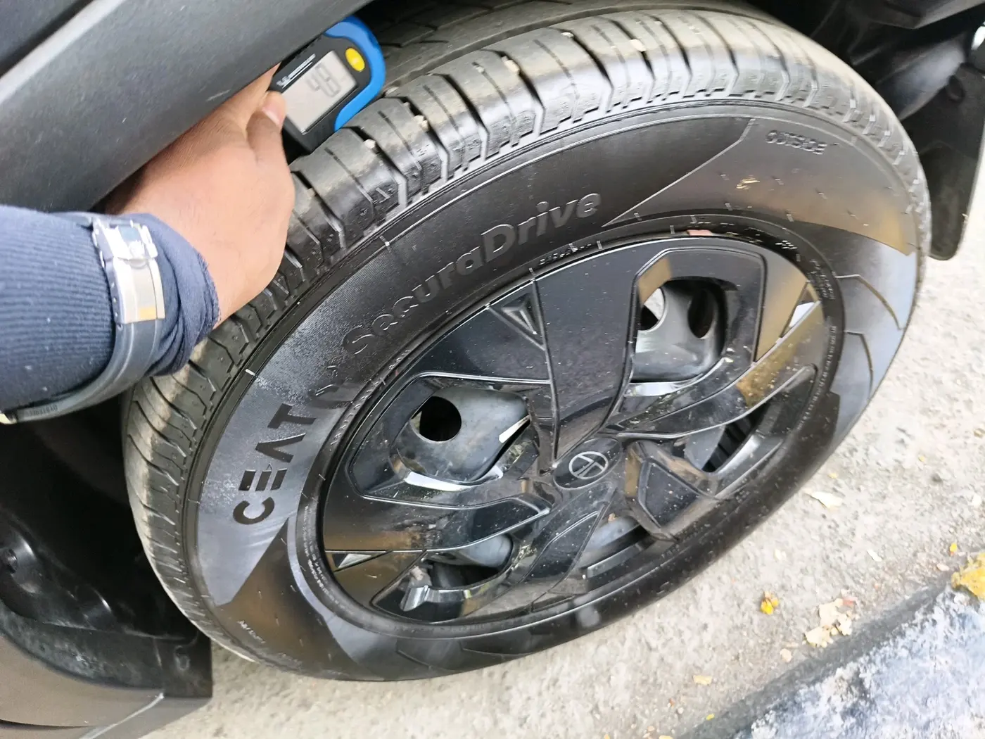 2024 Tata PUNCH ADVENTURE RHYTHM PACK MT, Petrol, Manual, 8,306 km, tyre