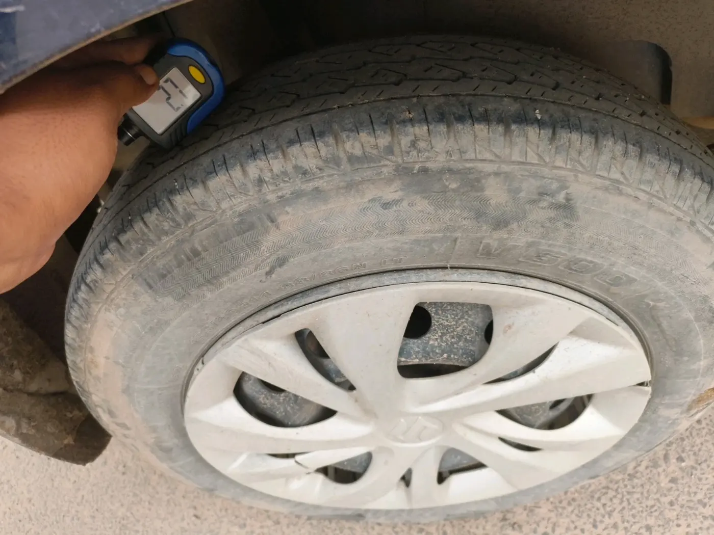 2019 Maruti Swift VXI, CNG, Manual, 99,983 km, tyre