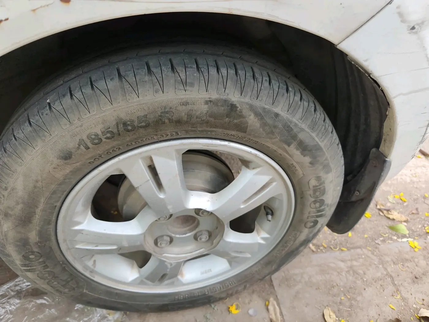 2011 Hyundai i20 SPORTZ 1.2, CNG, Manual, 1,37,663 km, tyre