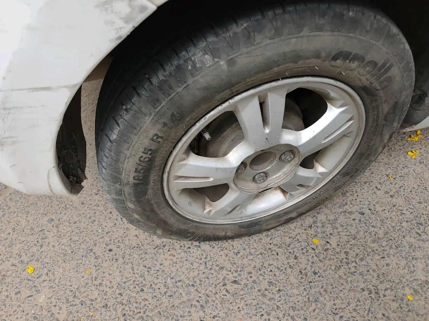 2011 Hyundai i20 SPORTZ 1.2, CNG, Manual, 1,37,663 km, tyre