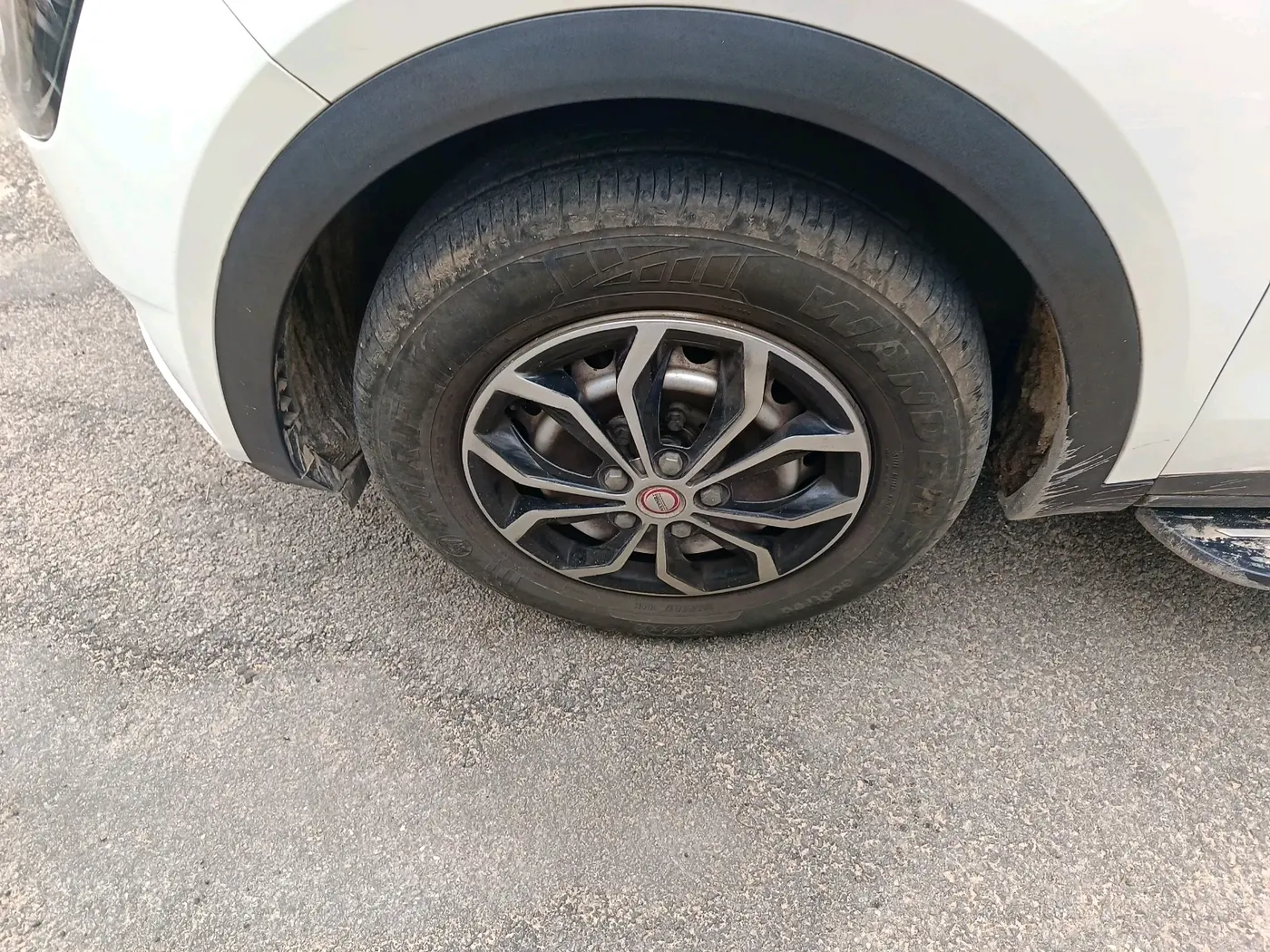 2023 Mahindra XUV700 MX P MT 5 STR, Petrol, Manual, 14,047 km, tyre