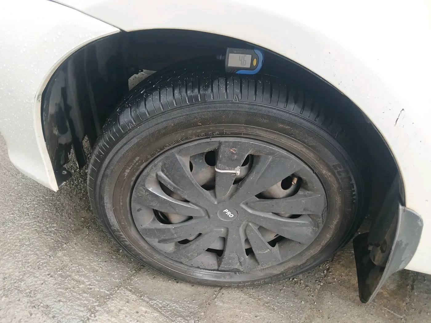 2012 Toyota Etios Liva G, Petrol, Manual, 1,16,604 km, tyre