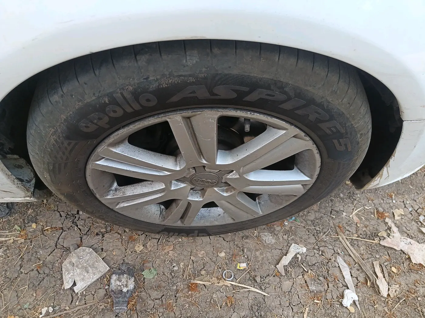 2011 Audi A4 2.0 TDI, Diesel, Automatic, 1,46,283 km, tyre