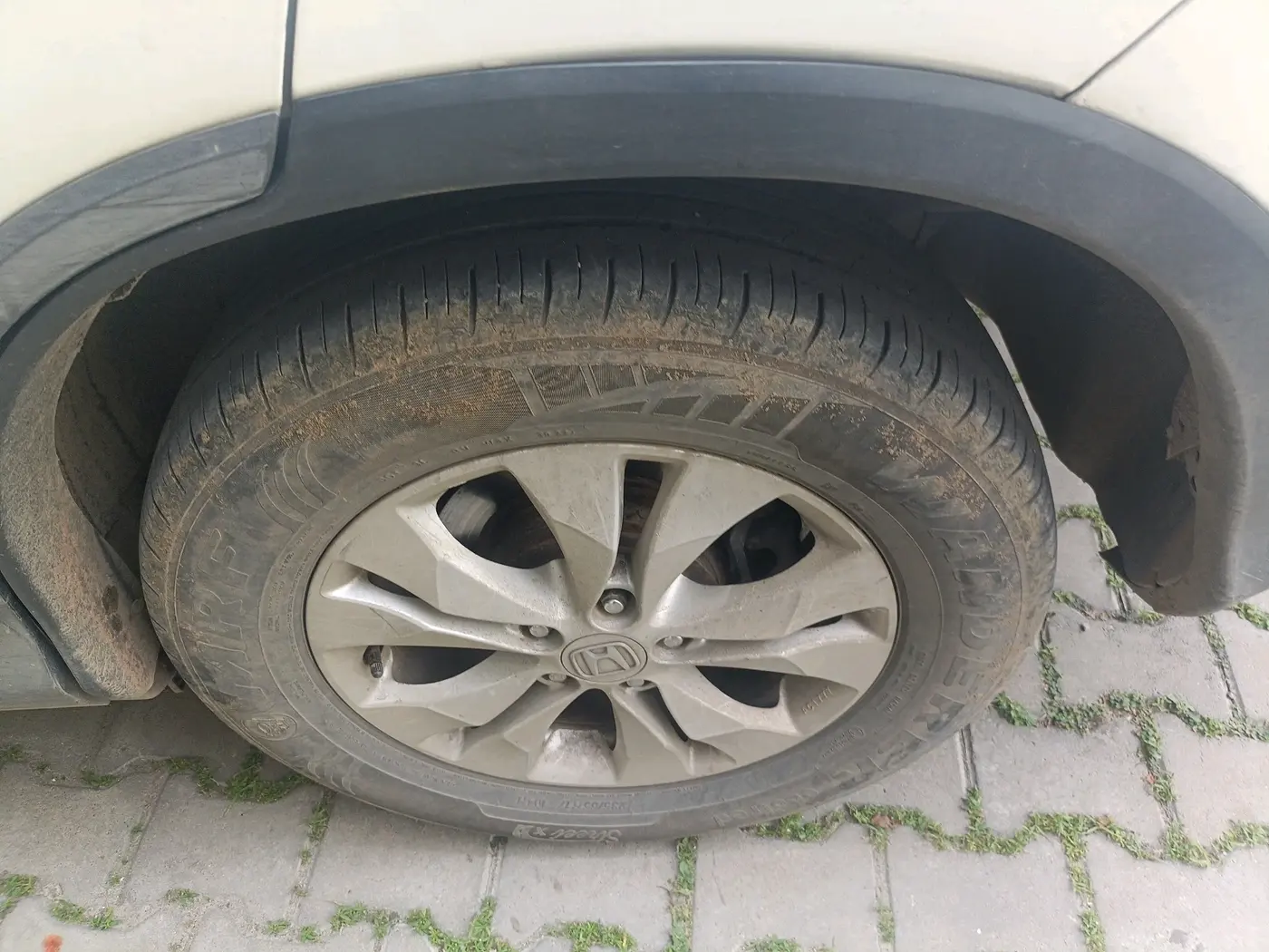 2013 Honda CRV 2.0L I-VTEC 2WD AT, Petrol, Automatic, 2,16,412 km, tyre