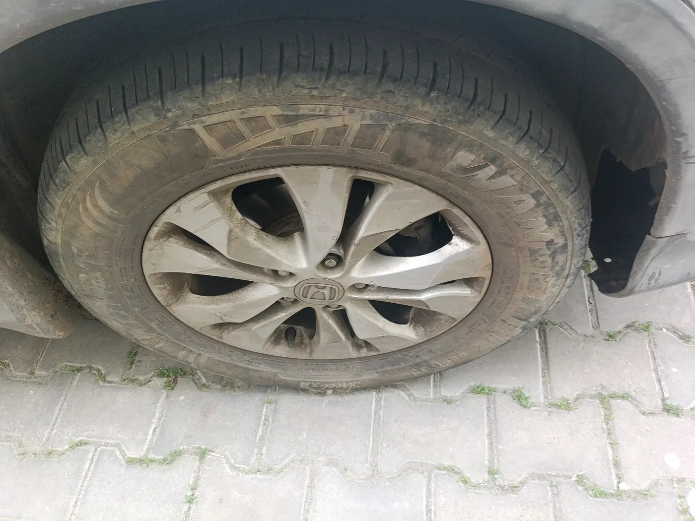2013 Honda CRV 2.0L I-VTEC 2WD AT, Petrol, Automatic, 2,16,412 km, tyre