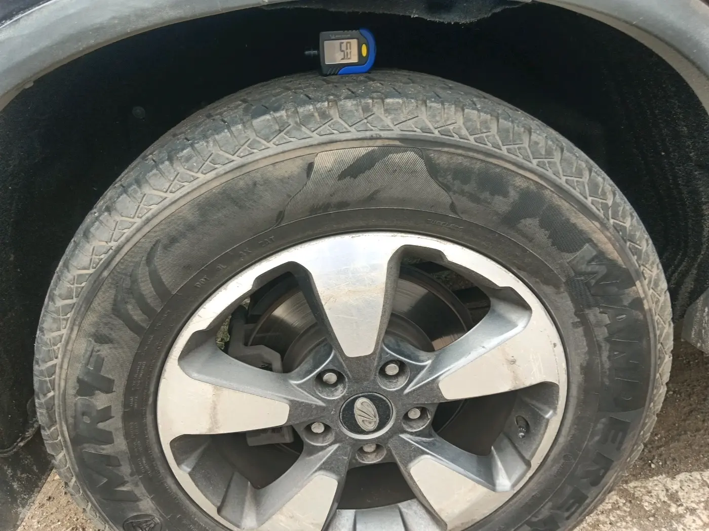 2022 Mahindra ALTURAS G4 4WD AT, Diesel, Automatic, 1,05,840 km, tyre