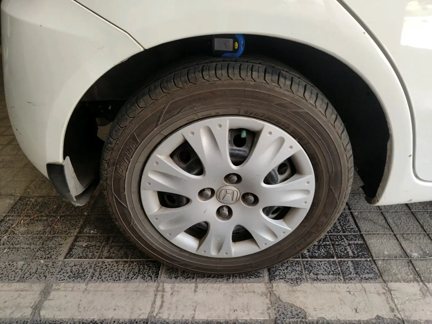 2013 Honda Brio S MT, Petrol, Manual, 1,24,904 km, tyre