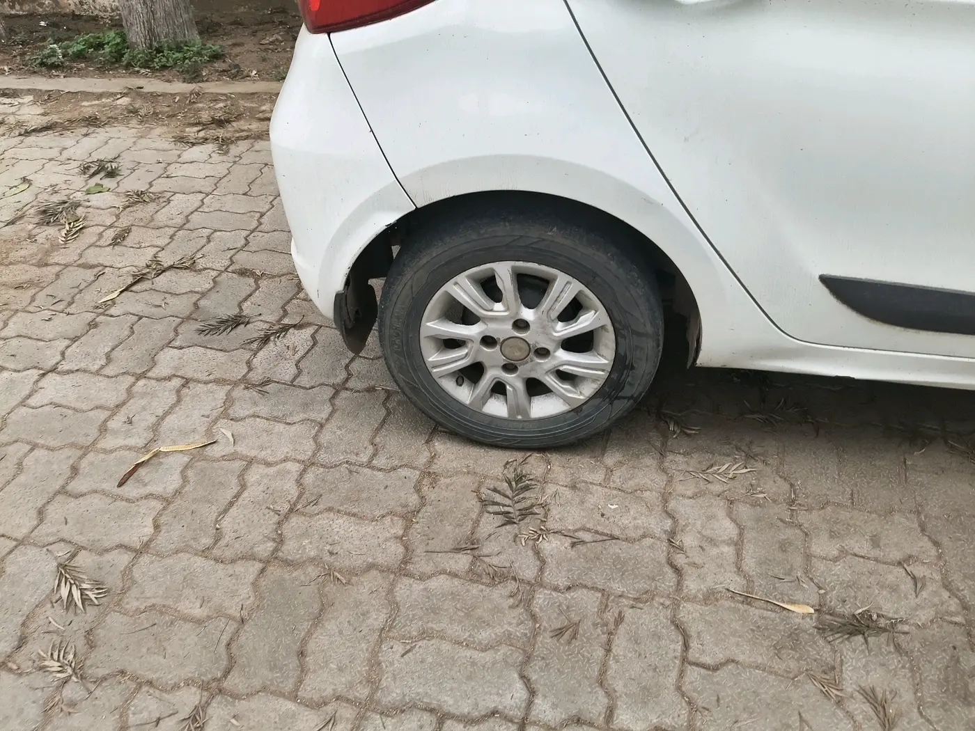 2016 Tata Tiago XZ PETROL, Petrol, Manual, 71,242 km, tyre