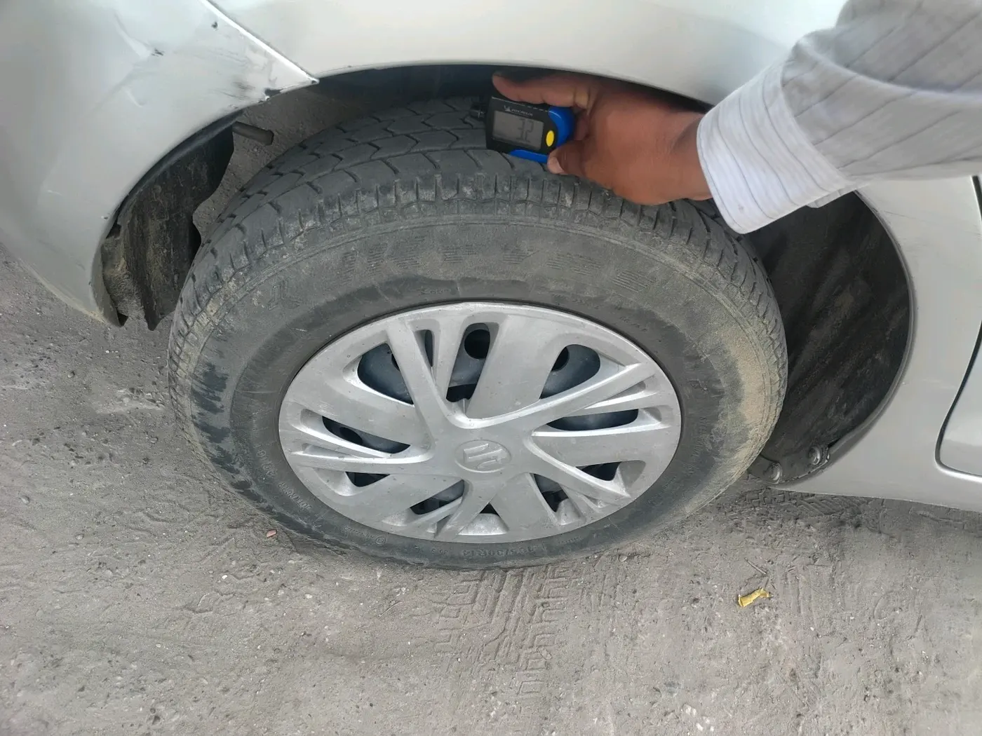 2015 Maruti Swift VXI, Petrol, Manual, 40,822 km, tyre