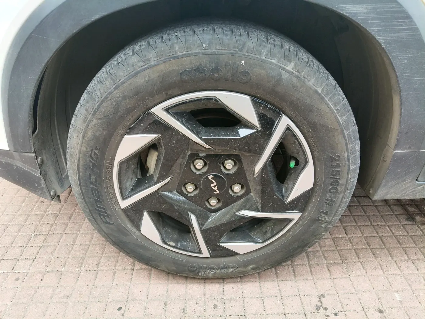 2024 KIA SONET HTK PLUS 1.2 PETROL MT, Petrol, Manual, 26,924 km, tyre