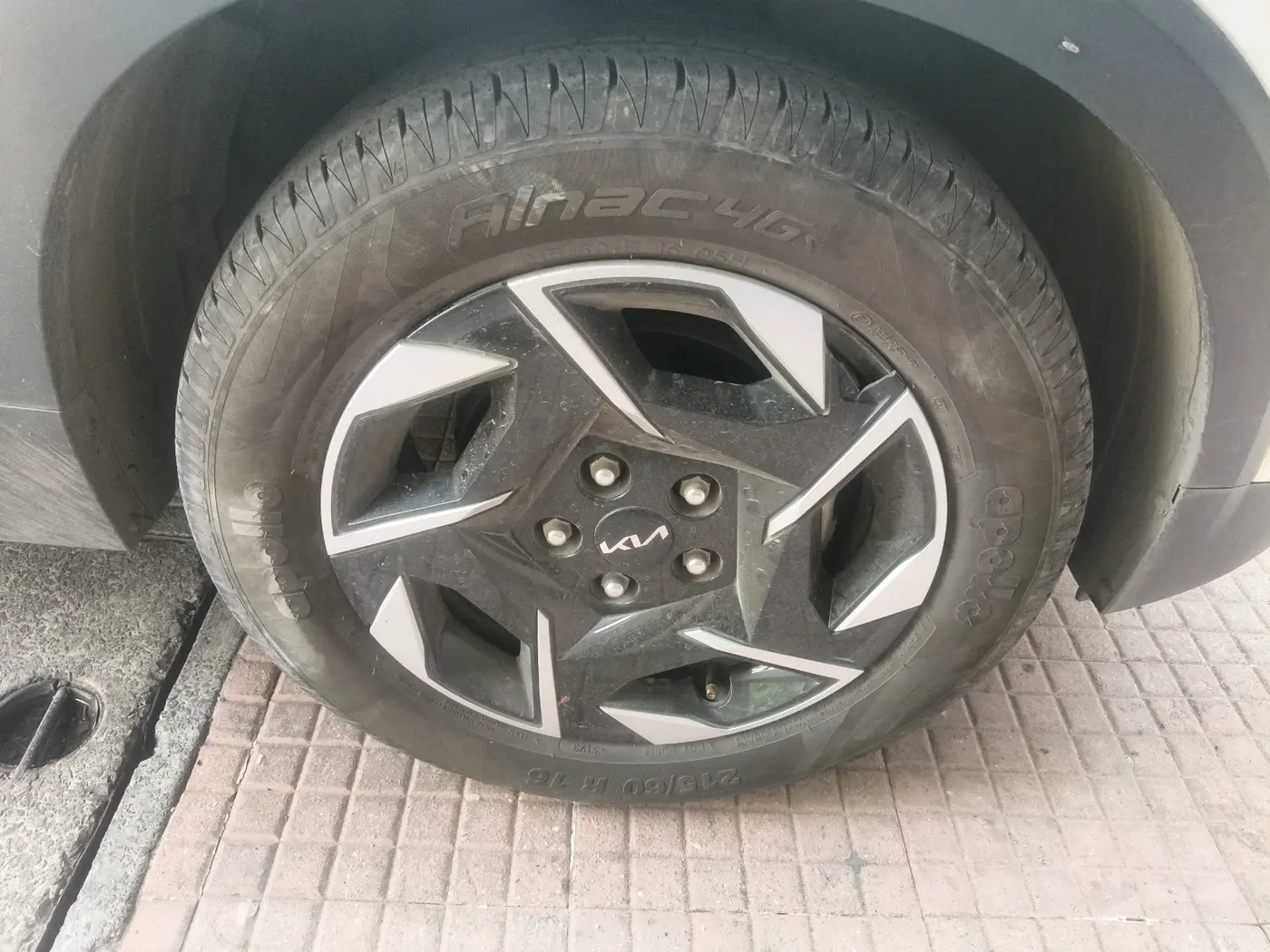 2024 KIA SONET HTK PLUS 1.2 PETROL MT, Petrol, Manual, 26,924 km, tyre
