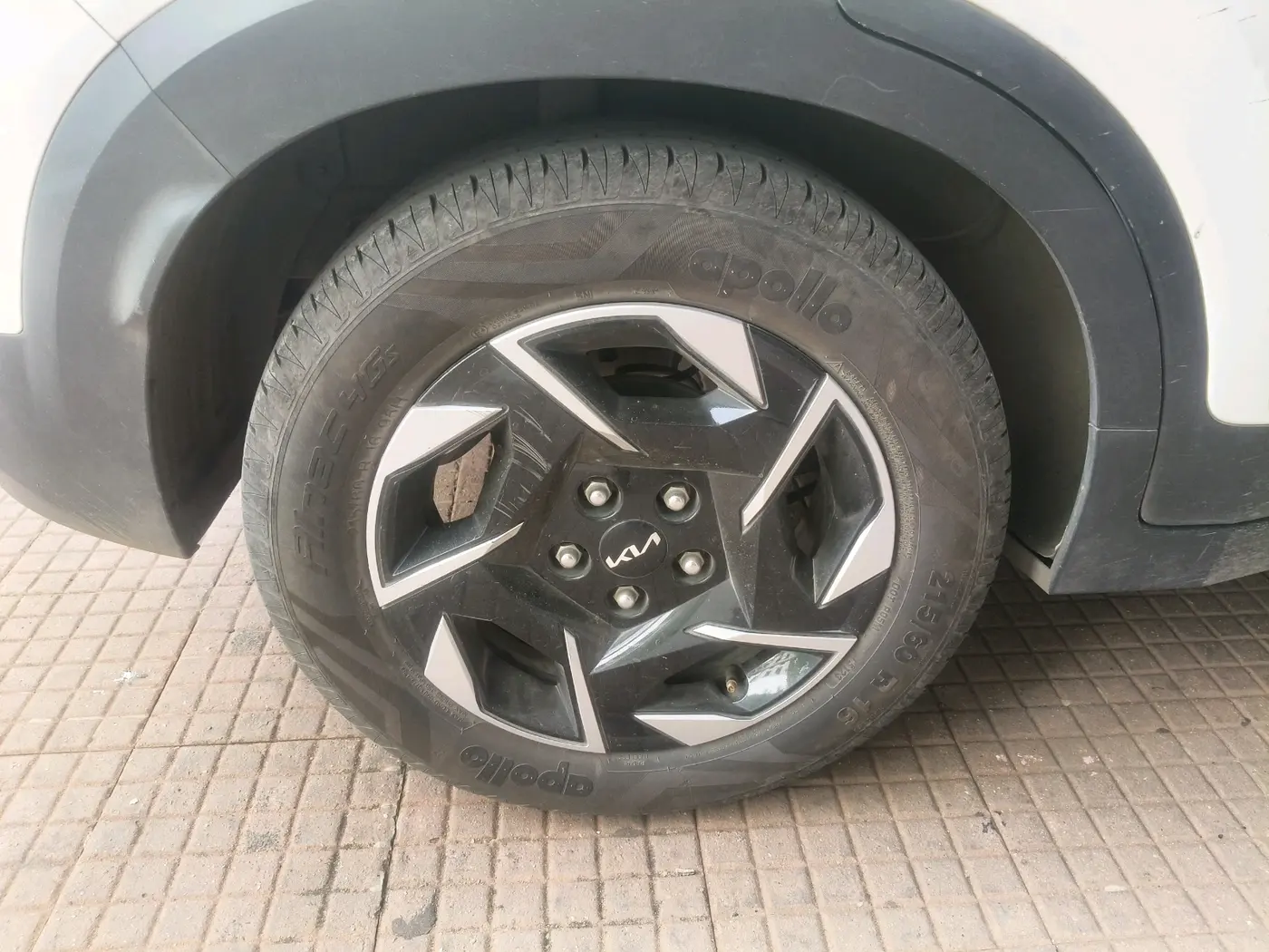 2024 KIA SONET HTK PLUS 1.2 PETROL MT, Petrol, Manual, 26,924 km, tyre