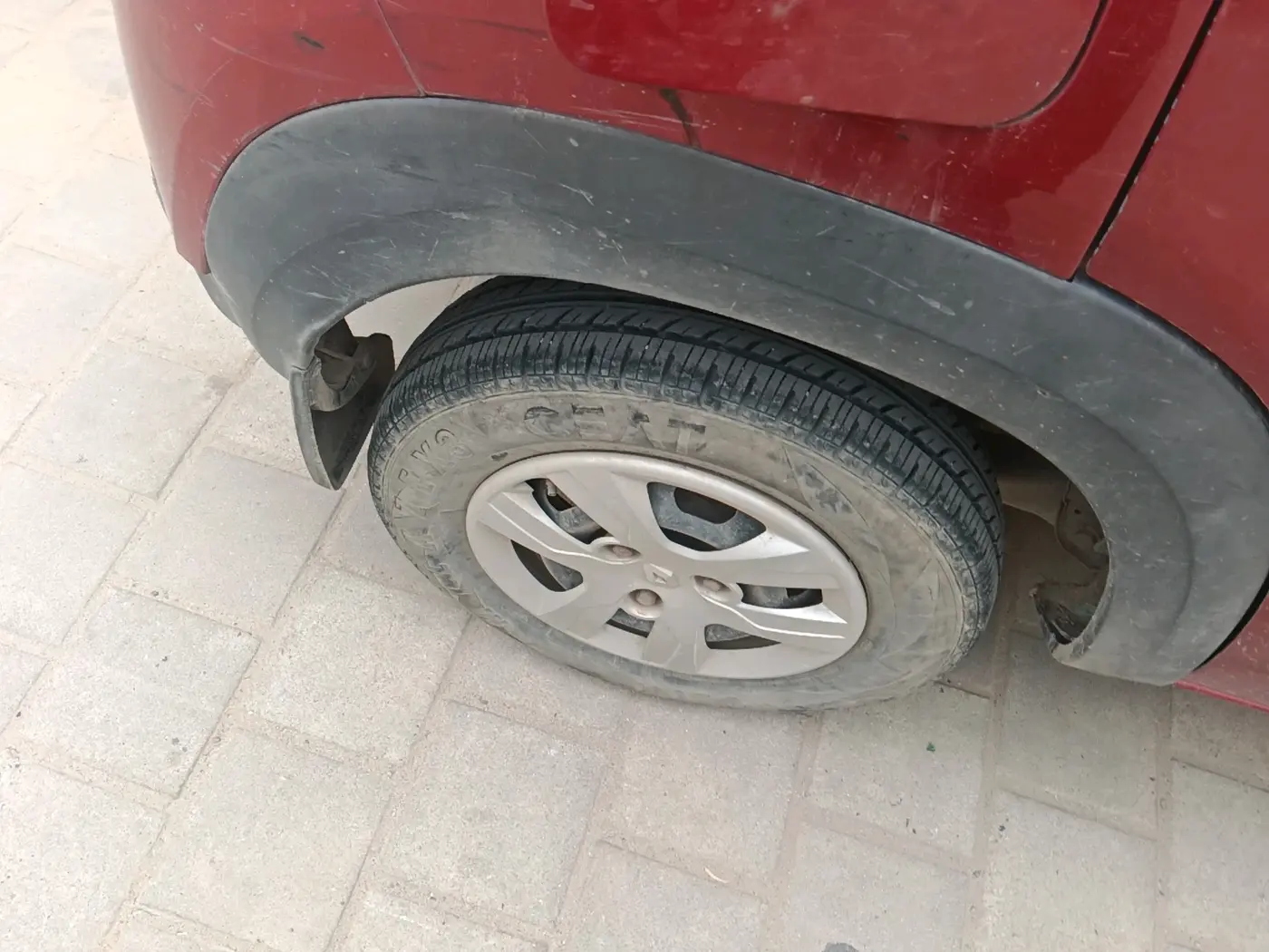 2016 Renault Kwid RXL, Petrol, Manual, 2,10,764 km, tyre