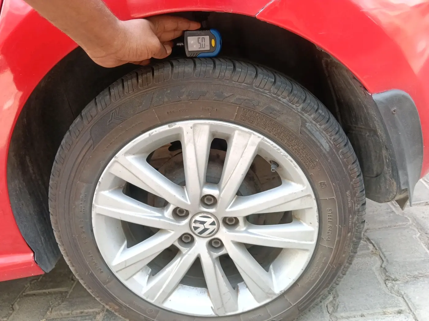 2013 Volkswagen Polo HIGHLINE1.2L, CNG, Manual, 1,18,591 km, tyre