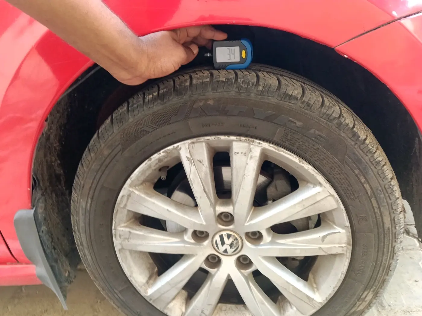 2013 Volkswagen Polo HIGHLINE1.2L, CNG, Manual, 1,18,591 km, tyre