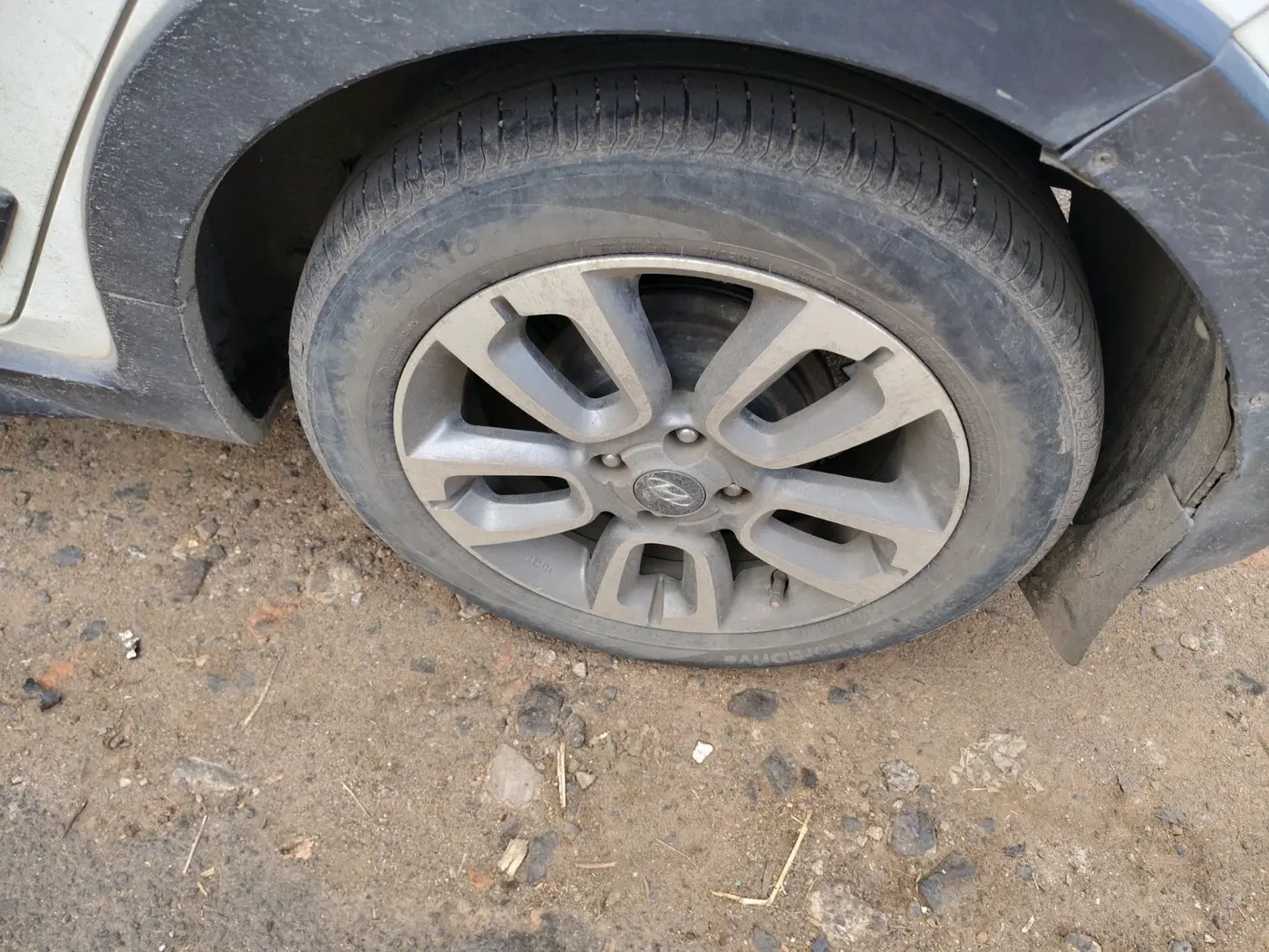 2015 Hyundai i20 Active 1.4 SX, Diesel, Manual, 1,27,704 km, tyre