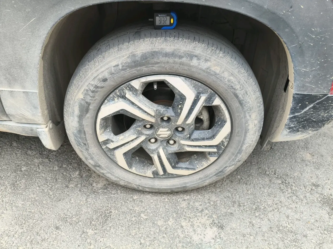 2022 Maruti BREZZA ZXI + SMART HYBRID DUAL TONE, Petrol, Manual, 65,413 km, tyre