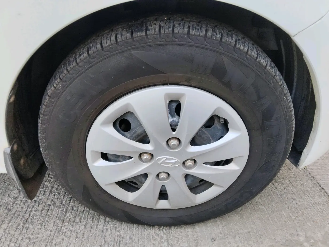 2013 Hyundai i10 MAGNA 1.1, Petrol, Manual, 63,009 km, tyre