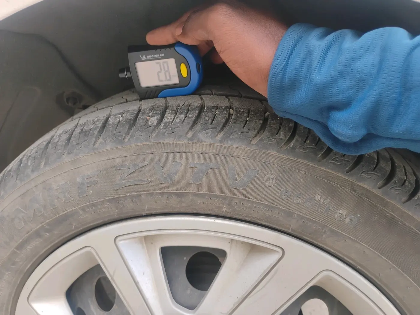 2022 Tata ALTROZ XM PLUS PETROL, Petrol, Manual, 45,490 km, tyre