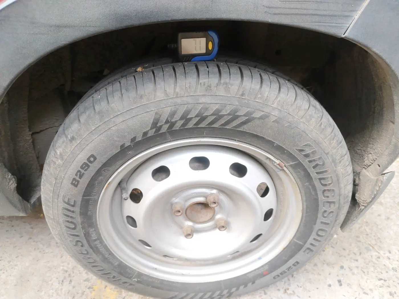 2016 Mahindra Kuv100 K8 6 STR, CNG, Manual, 60,988 km, tyre