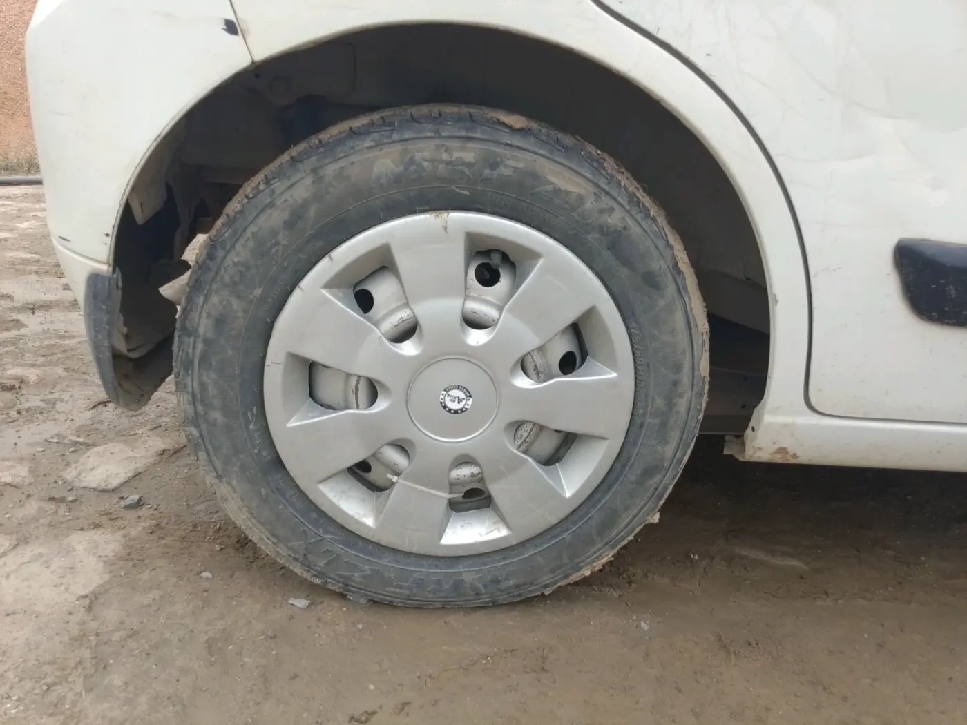 2014 Maruti Wagon R 1.0 LXI, CNG, Manual, 1,56,764 km, tyre
