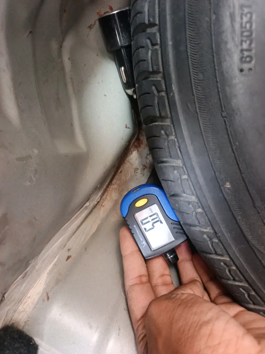 2017 Mahindra Kuv100 K8 6 STR, Petrol, Manual, 40,899 km, tyre