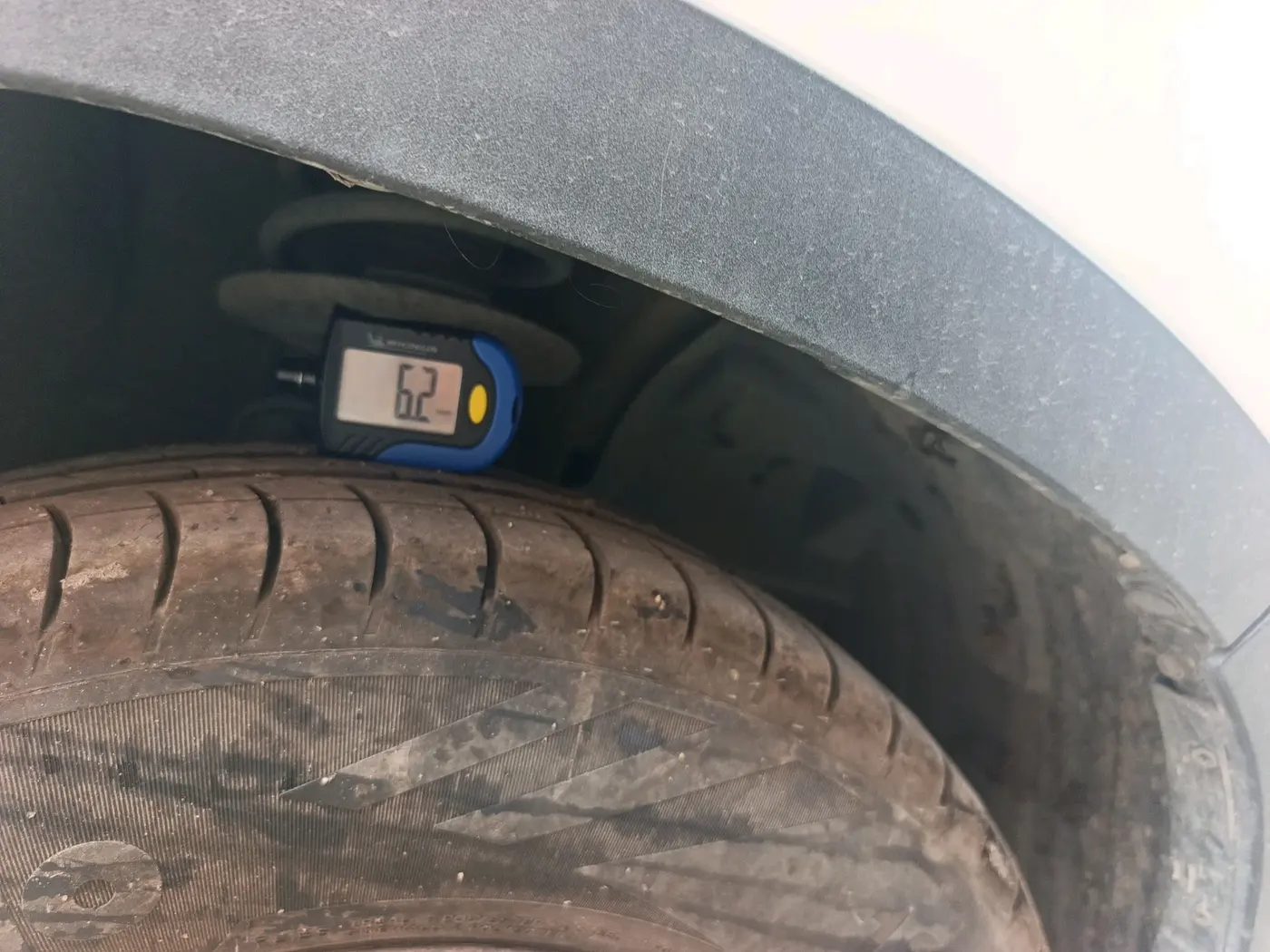 2017 Mahindra Kuv100 K8 6 STR, Petrol, Manual, 40,899 km, tyre