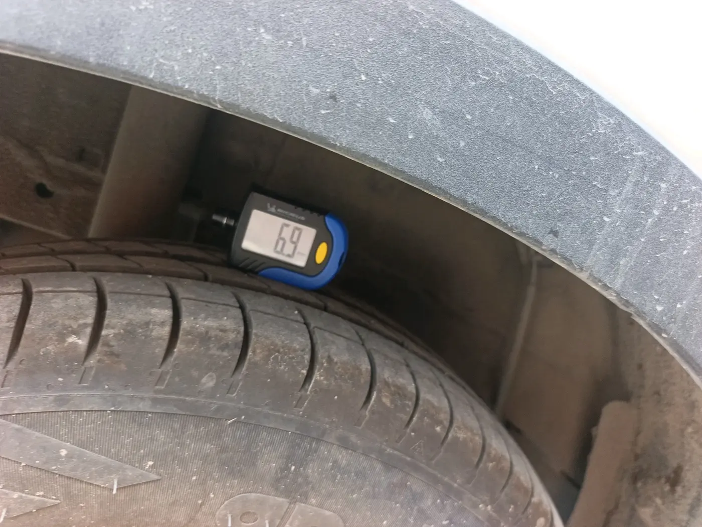 2017 Mahindra Kuv100 K8 6 STR, Petrol, Manual, 40,899 km, tyre