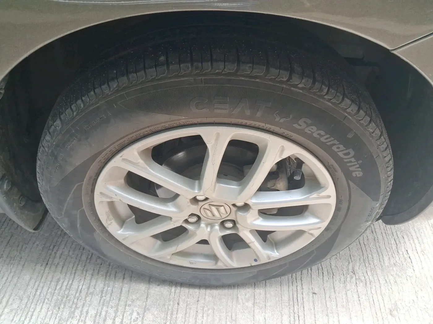 2018 Maruti Swift ZXI, Petrol, Manual, 1,03,468 km, tyre