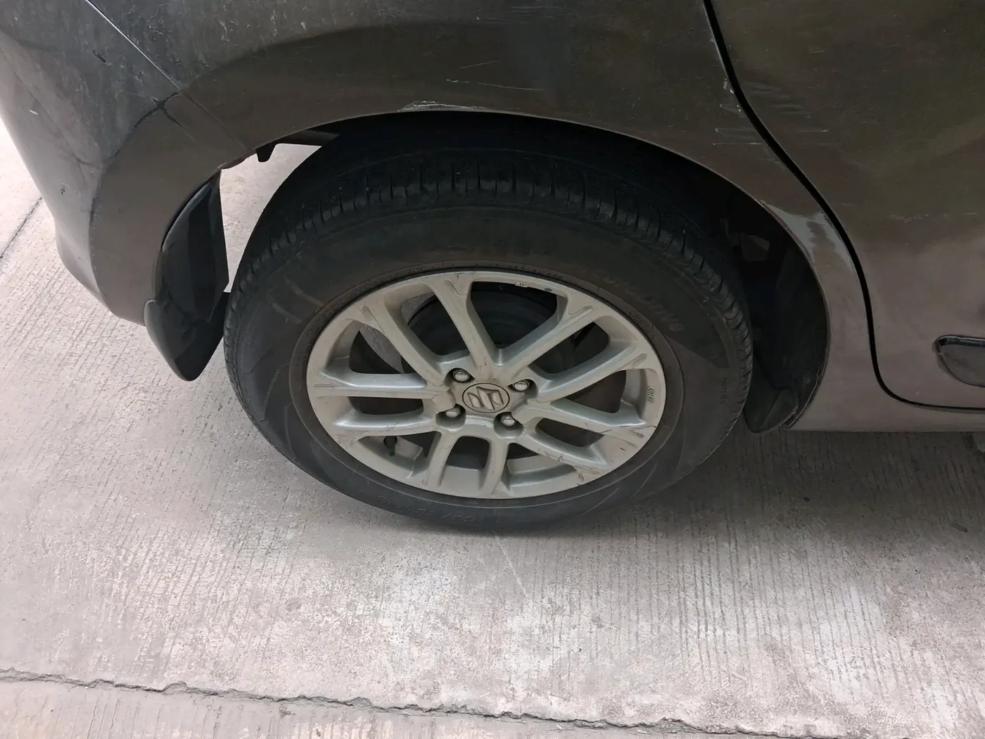2018 Maruti Swift ZXI, Petrol, Manual, 1,03,468 km, tyre
