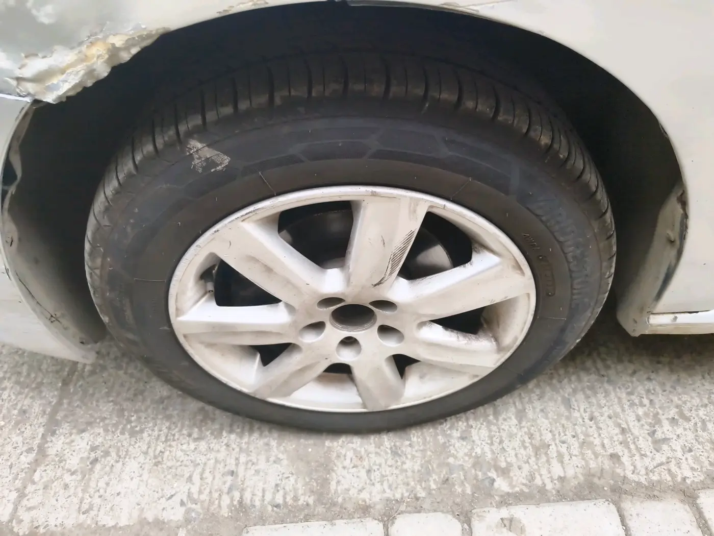 2011 Volkswagen Vento HIGHLINE PETROL AT, CNG, Automatic, 1,86,107 km, tyre