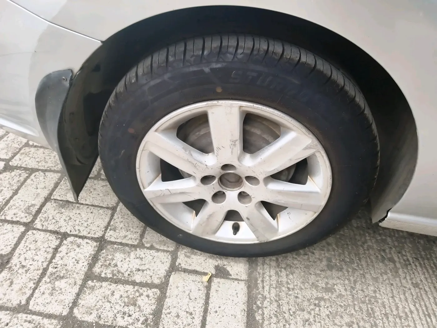 2011 Volkswagen Vento HIGHLINE PETROL AT, CNG, Automatic, 1,86,107 km, tyre