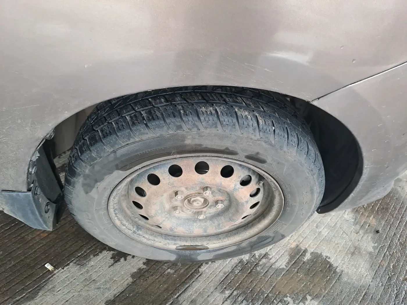 2015 Maruti Ertiga VXI, CNG, Manual, 1,56,732 km, tyre