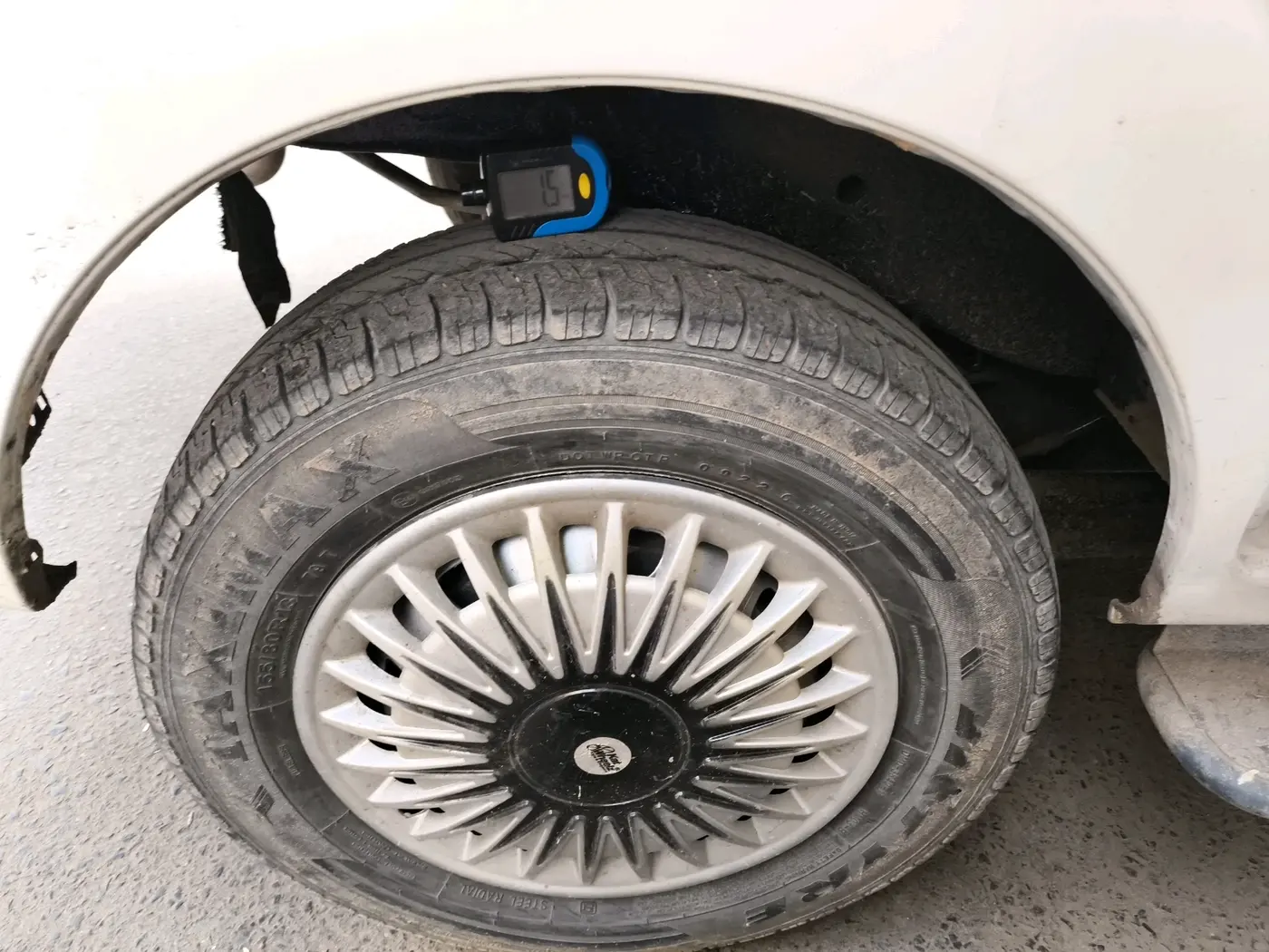 2016 Maruti Eeco 5 STR, CNG, Manual, 2,38,013 km, tyre
