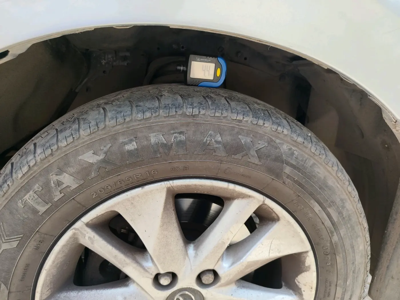 2017 Toyota Innova Crysta 2.8 ZX AT 7 STR, Diesel, Automatic, 2,22,817 km, tyre