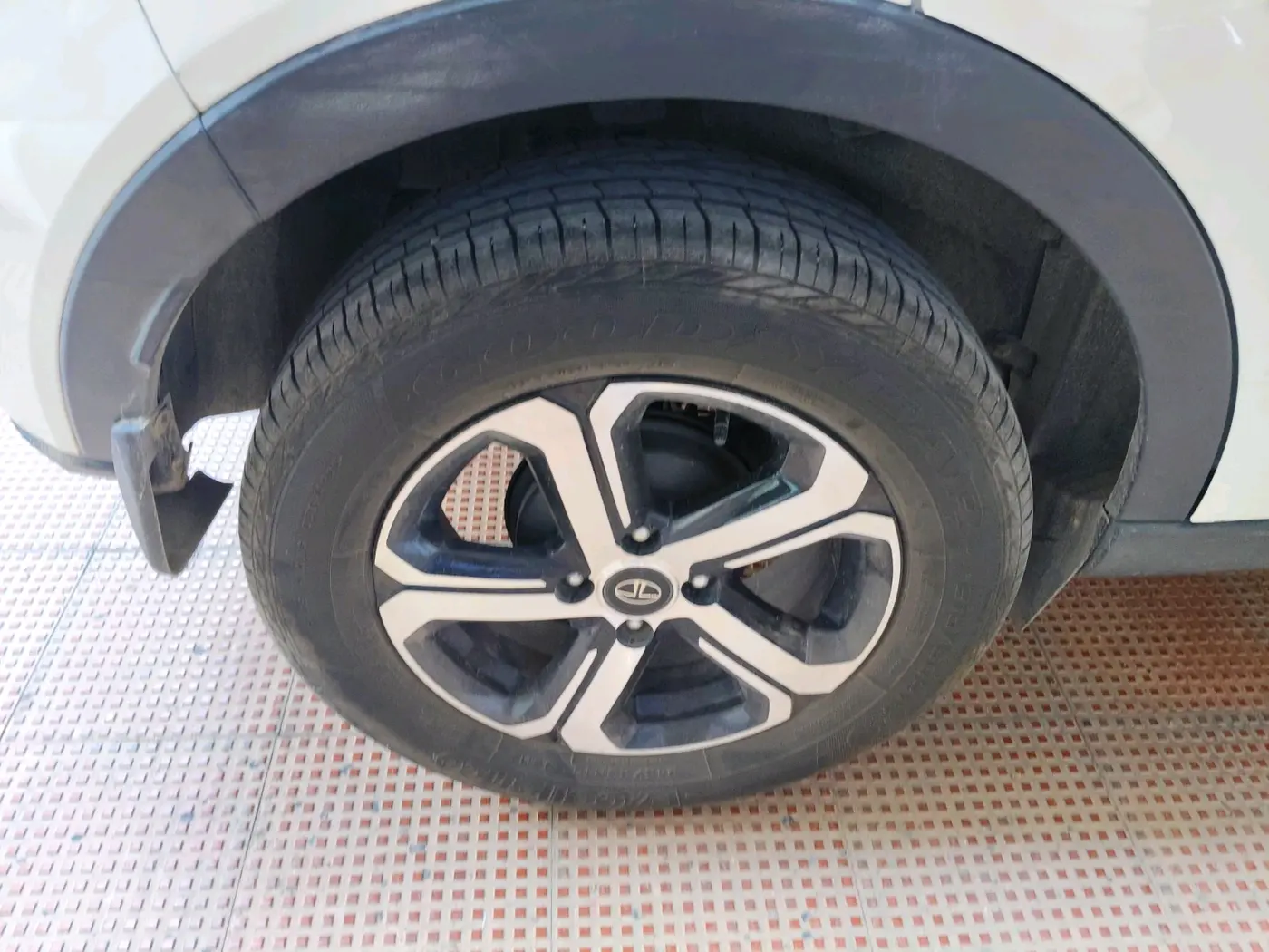 2021 Tata NEXON XZ PLUS PETROL SUNROOF, Petrol, Manual, 45,542 km, tyre